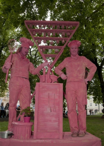 Zwei Männer verkleidet als Bäcker, alles ist in rosa